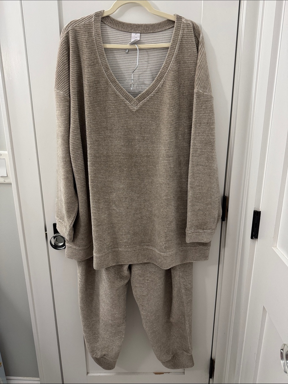 Cozy V-Neck Two-Piece velour Set - Taupe